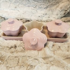 Le Creuset 3 Flower Ramekins w/ Tray Chiffon Pink